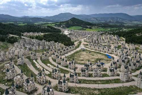 Khám phá làng lâu đài bỏ hoang ở Thổ Nhĩ Kỳ