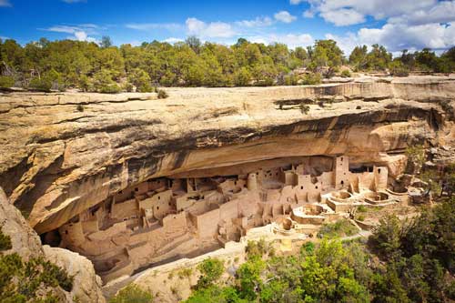 Độc đáo cung điện xây trong vách đá ở Mỹ