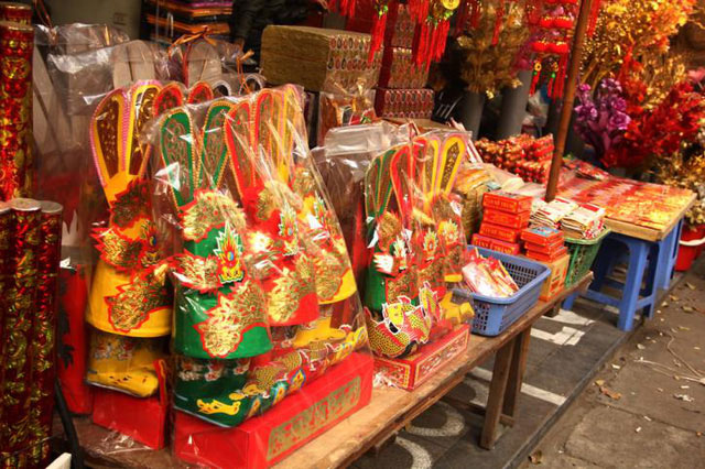 Sôi động thị trường đồ cúng ông Công, ông Táo