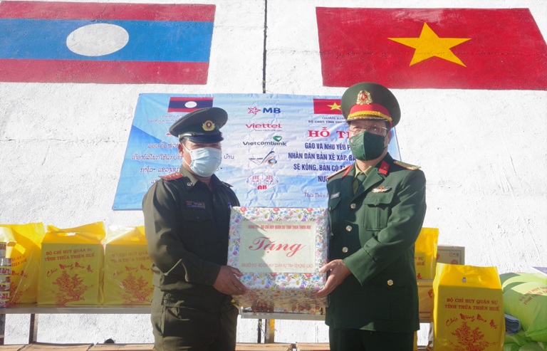 Thượng tá Ngô Nam Cường, UVTV Tỉnh ủy, Chỉ huy trưởng Bộ CHQS tỉnh tặng quà cán bộ, chiến sĩ Đại đội 513, Bộ CHQS tỉnh Sê Kông, Lào