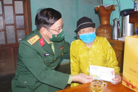 Thượng tá Ngô Nam Cường, UVTV Tỉnh ủy, Chỉ huy trưởng Bộ CHQS tỉnh thăm, chúc tết và tặng quà Mẹ Việt Nam Anh hùng Kăn Xiếp