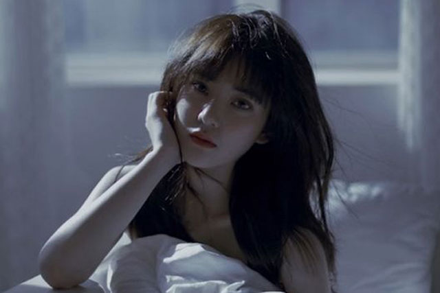 Đêm tân hôn, mẹ chồng bỗng chạy xộc vào phòng tôi, cầu xin cứu giúp bà