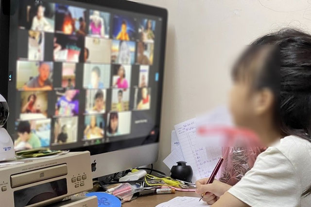 Em học sinh chật vật với bài tập đọc, cô giáo vào nhóm chat thì nhòe mắt vì những lời nhắn