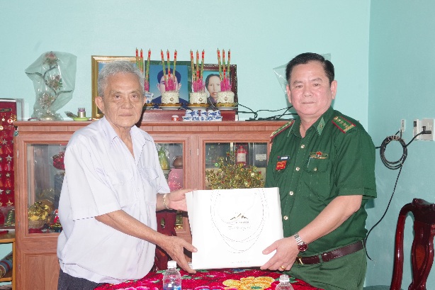Bộ đội Biên phòng thăm, chúc tết nguyên lãnh đạo Bộ đội Biên Phòng tỉnh Sóc Trăng 