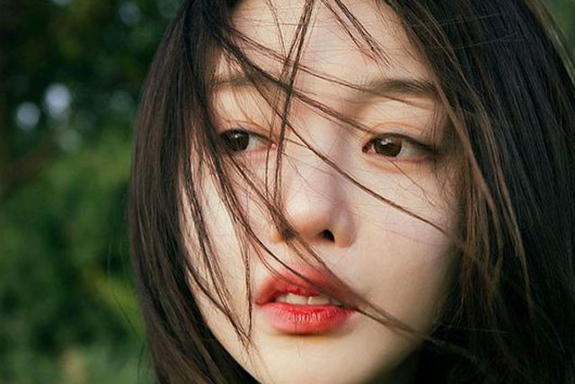 Mẹ chồng đưa lư hương bảo tôi đi rửa, vừa đổ bụi nhang, tôi đã ngẩn người khi thấy thứ rơi ra