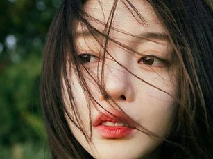 Mẹ chồng đưa lư hương bảo tôi đi rửa, vừa đổ bụi nhang, tôi đã ngẩn người khi thấy thứ rơi ra