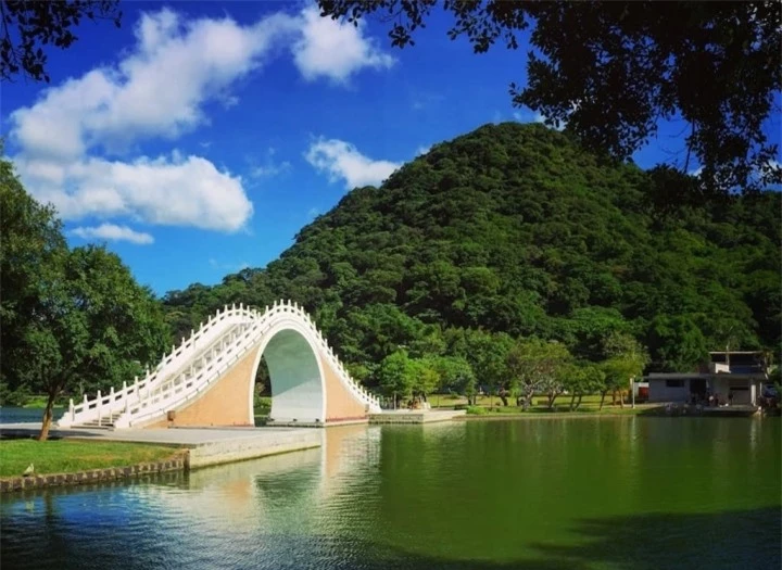 Cầu Mặt Trăng - 'Bức tranh thủy mặc' hoàn hảo giữa lòng thành phố sầm uất - 2