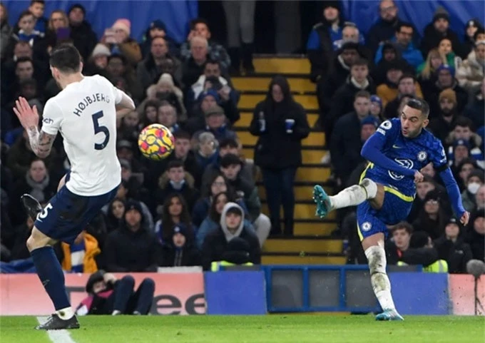 Ziyech lập siêu phẩm vào lưới Tottenham