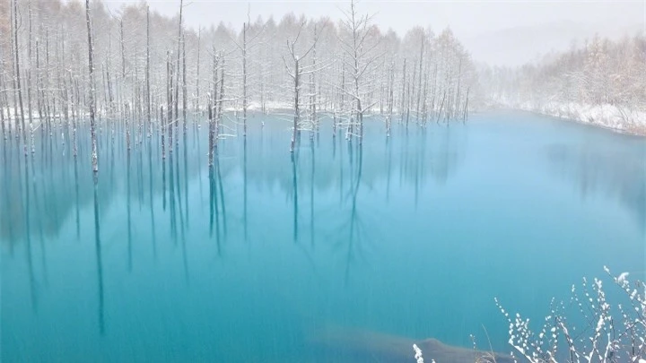 Đắm chìm trước hồ nước xanh huyền ảo, khoác lên vẻ đẹp siêu thực khi Đông về  - 11