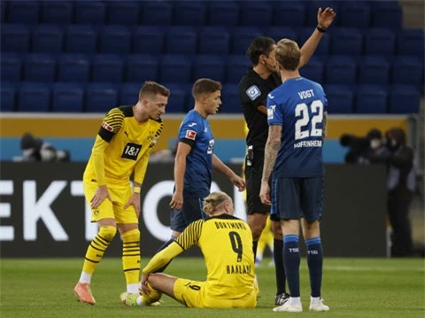 Các đồng đội tại Dortmund lo lắng khi chứng kiến tiền đạo Erling Haaland (ngồi) gặp chấn thương trong trận thắng Hoffenheim