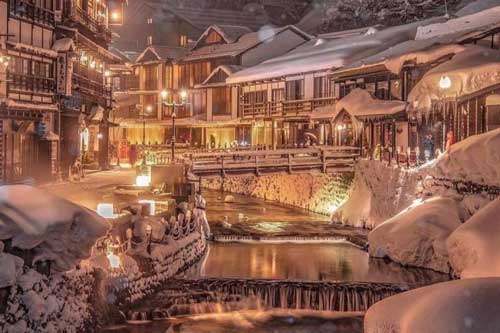 Lạc vào thế giới cổ tích ở thị trấn suối nước nóng đẹp nhất Nhật Bản