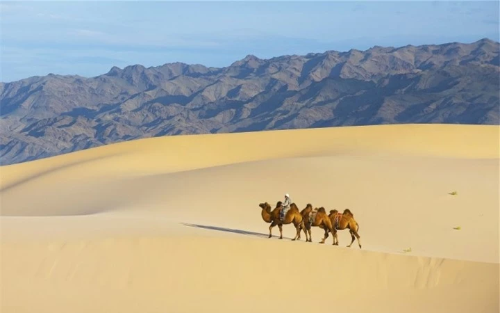 ‘Hồ mặt trăng’ nổi lên giữa sa mạc lớn nhất châu Á thu hút khách bốn phương - 1
