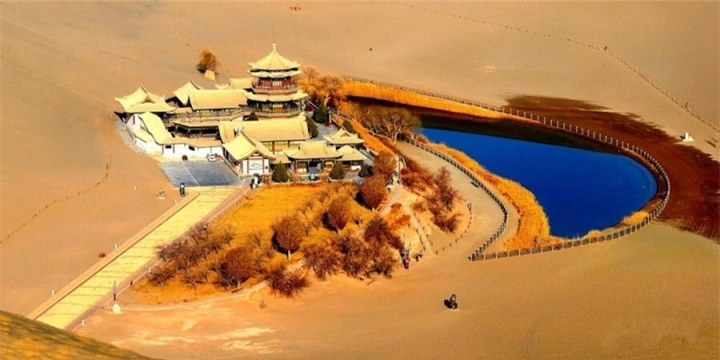 ‘Hồ mặt trăng’ nổi lên giữa sa mạc lớn nhất châu Á thu hút khách bốn phương - 2