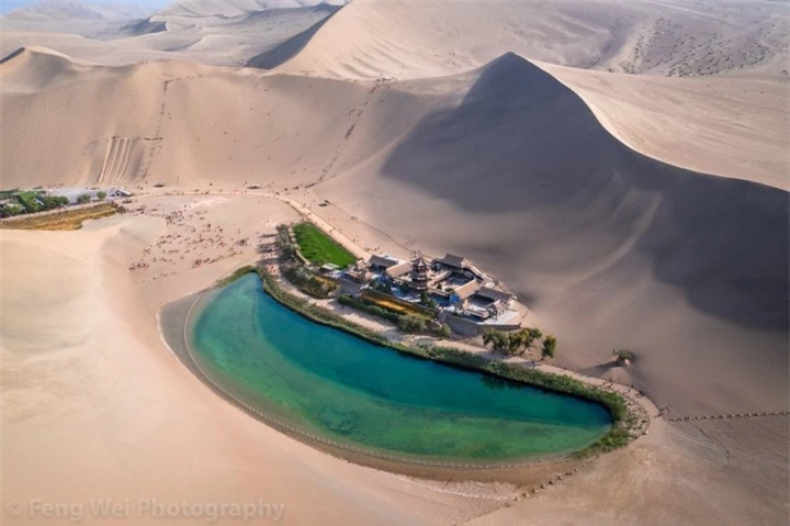 ‘Hồ mặt trăng’ nổi lên giữa sa mạc lớn nhất châu Á thu hút khách bốn phương - 5