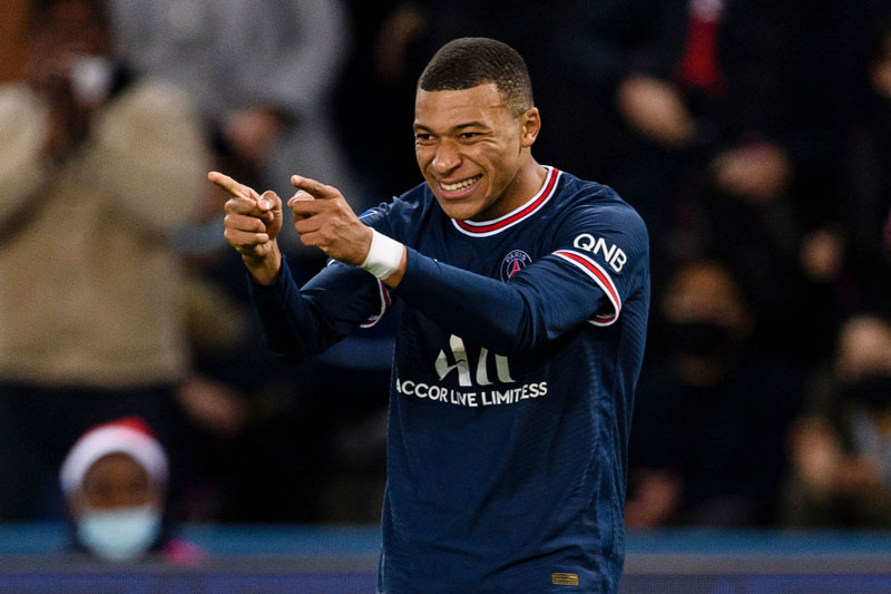 Tiền đạo: Kylian Mbappe (Paris Saint-Germain, tuổi: 23, định giá chuyển nhượng: 160 triệu euro).