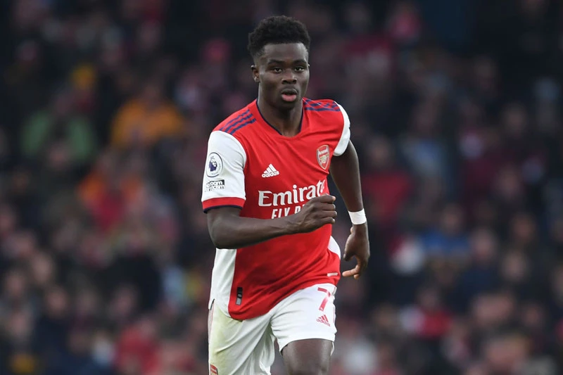 Tiền vệ phải: Bukayo Saka (Arsenal, tuổi: 20, định giá chuyển nhượng: 65 triệu euro).