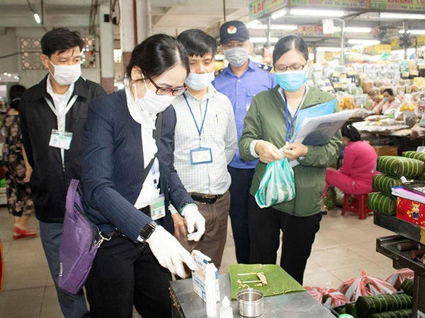 Các đội thanh tra của BQL An toàn thực phẩm giám sát việc bảo đảm vệ sinh an toàn thực phẩm trên thị trường