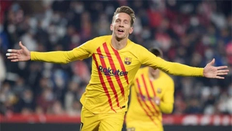 Barca 'quay xe' với Luuk de Jong