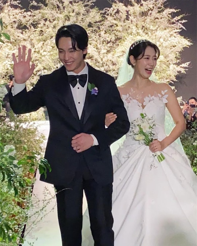 Bóc giá chính xác 4 bộ váy cưới khủng của Park Shin Hye: Hóa ra chi tận 1,2 tỷ, đắt nhất là chiếc mặc trong siêu hôn lễ - Ảnh 2.