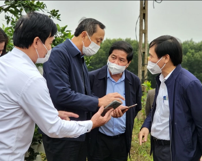 Phó chủ tịch tỉnh Đặng Ngọc Sơn trao đổi kinh nghiệm chuyển giao công nghệ với cán bộ khuyến nông