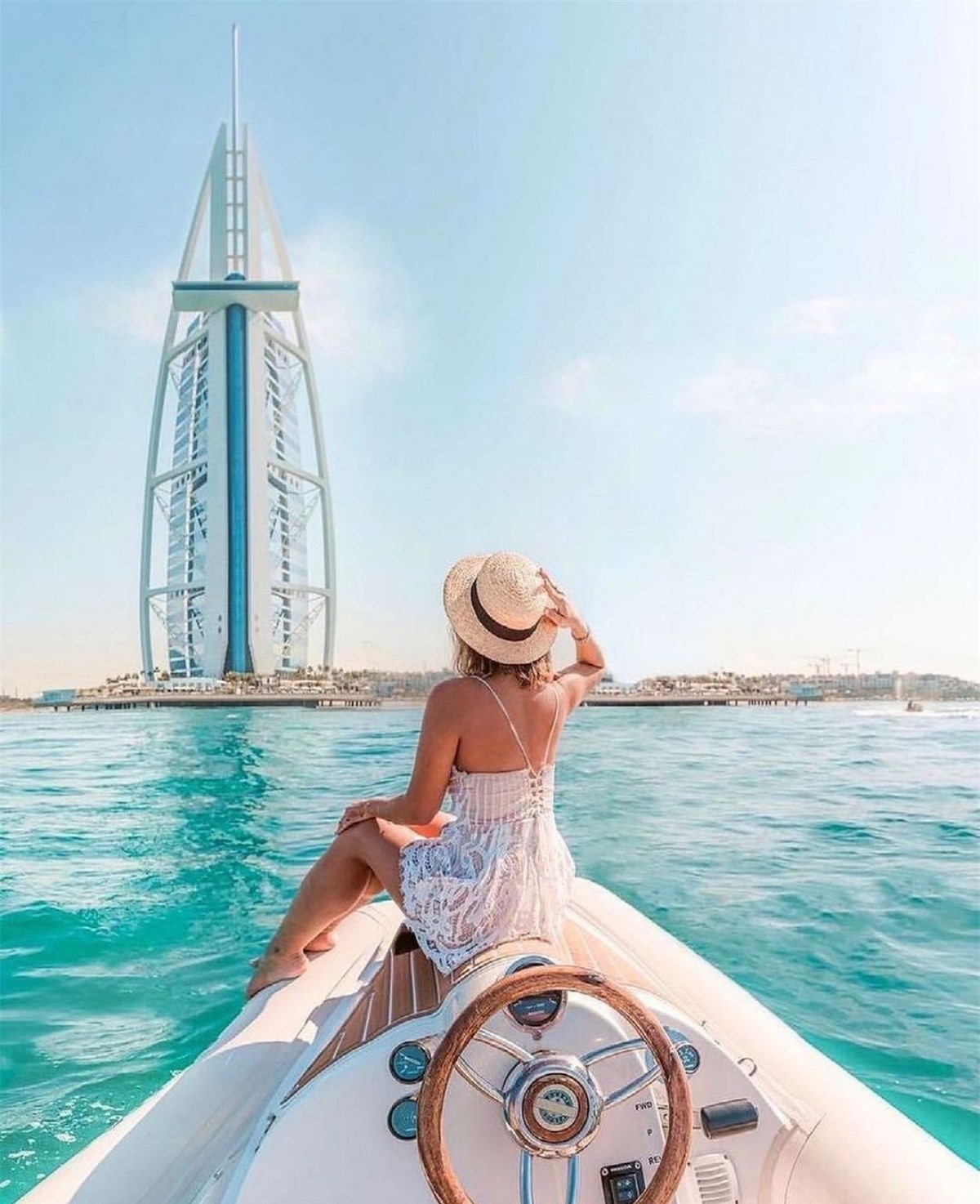 Khách sạnBurj Al Arab là điểm check-in nổi tiếng ở Dubai.Nguồn: jumeirahgroup@Instagram
