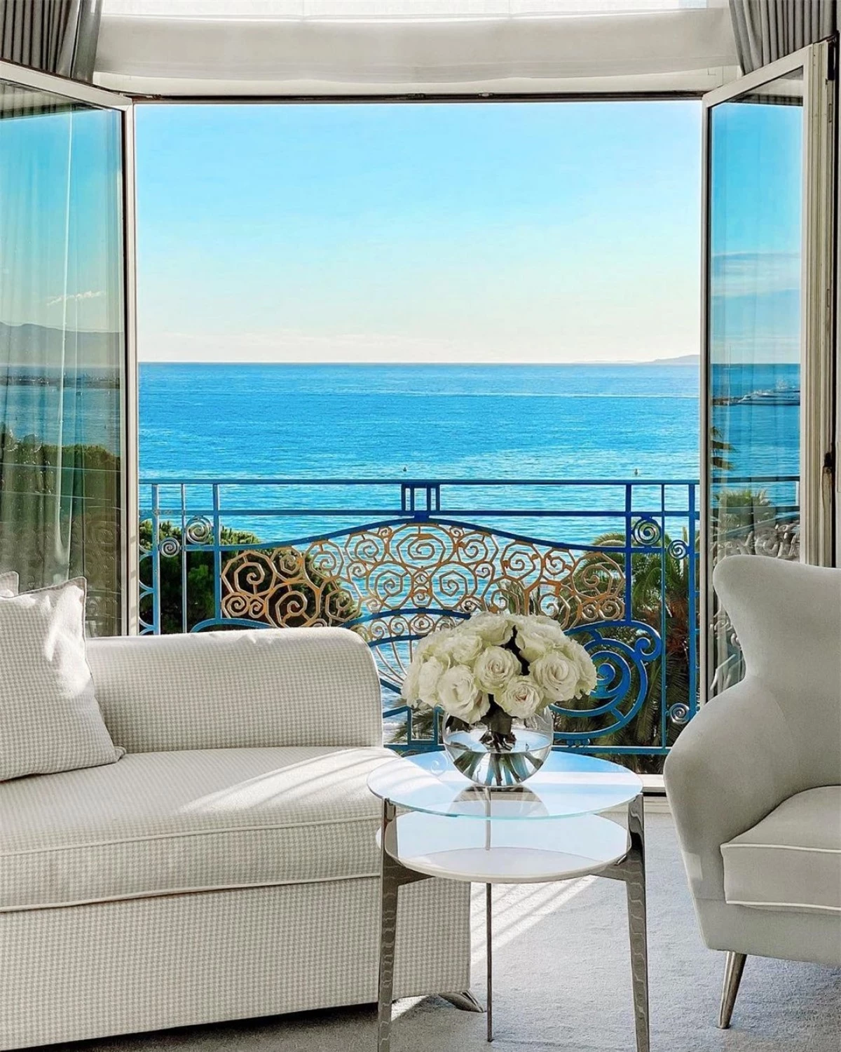 Khách sạn có tầm nhìn hướng ra vịnh Cannes.Nguồn: martinezhotel@Instagram