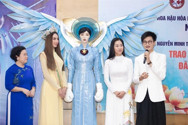 Thùy Tiên tặng trang phục dự thi Miss Grand International cho bảo tàng - Ảnh 1.