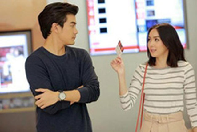 Hỏi vợ về tiền thưởng Tết, cô ấy đưa tôi xem thông báo chuyển khoản khiến tôi choáng váng