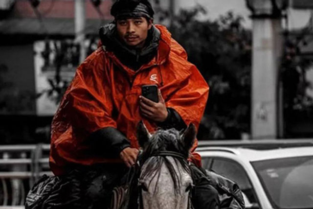 Bị mẹ giục cưới, cậu thanh niên 29 tuổi cưỡi ngựa 4.400km quyết chí về quê kiếm vợ