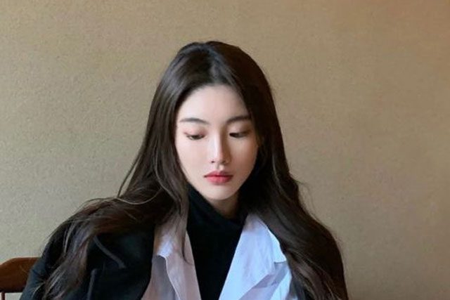 Sáng mở mắt đã nghe tiếng chồng gọi mở cửa, thế nhưng đứng trước mặt mẹ con tôi lại là một anh chàng đẹp trai