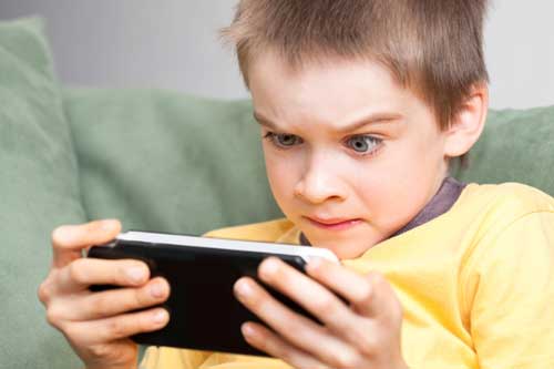Con nghiện điện thoại, bố mẹ nên làm gì để trẻ "cai"?