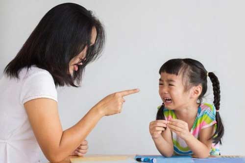 4 câu nói ''xát muối'' lên trái tim con, cha mẹ hãy bỏ ngay kẻo hại tương lai trẻ