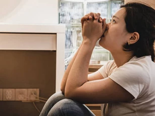 Chồng đi làm về đưa 10 triệu thưởng Tết, vợ mừng rơn rồi chết lặng khi thấy anh cởi áo
