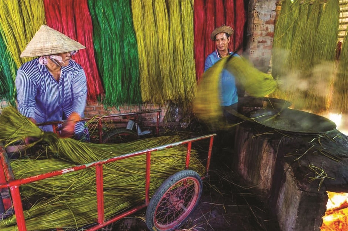 Khám phá làng dệt chiếu đầy màu sắc hơn trăm tuổi ở Phú Yên - Ảnh 6