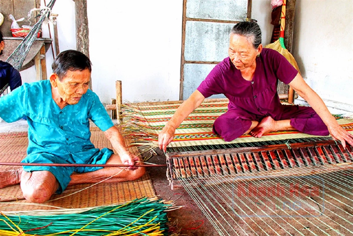 Khám phá làng dệt chiếu đầy màu sắc hơn trăm tuổi ở Phú Yên - Ảnh 7