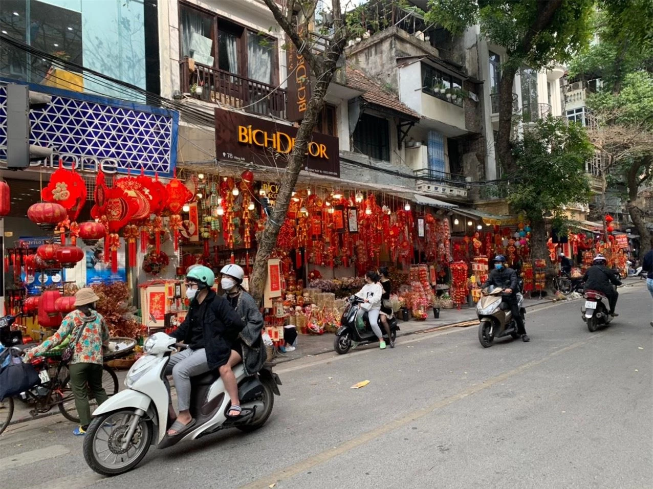 Phố Hàng Mã rực rỡ những ngày giáp Tết Nguyên đán Nhâm Dần 2022 - Ảnh 2