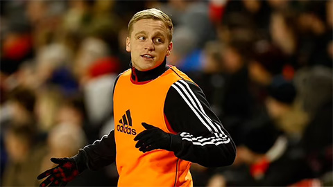 Dự bị mòn mỏi ở Man United, Van de Beek vẫn 'đắt hàng'