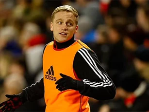 Dự bị mòn mỏi ở Man United, Van de Beek vẫn 'đắt hàng'
