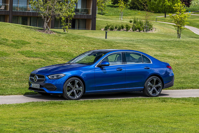 Mercedes-Benz C-Class 2022 chốt giá gần 1 tỷ đồng