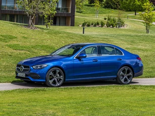 Mercedes-Benz C-Class 2022 chốt giá gần 1 tỷ đồng