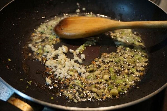 99% người Việt mắc phải sai lầm trầm trọng này khi dùng tỏi nấu ăn khiến tỏi mất hết dinh dưỡng và tác dụng phòng chống ung thư bằng 0