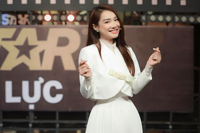 Nhã Phương hiếm hoi xuất hiện trên show truyền hình, diện đồ trắng tinh khôi kín đáo mà vẫn đẹp