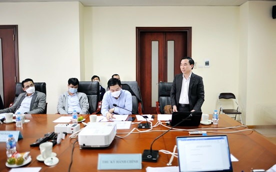 GS.TS. Vũ Đình Lãm thay mặt nhóm nghiên cứu trình bày tóm tắt các nội dung nghiên cứu và kết quả của nhiệm vụ.