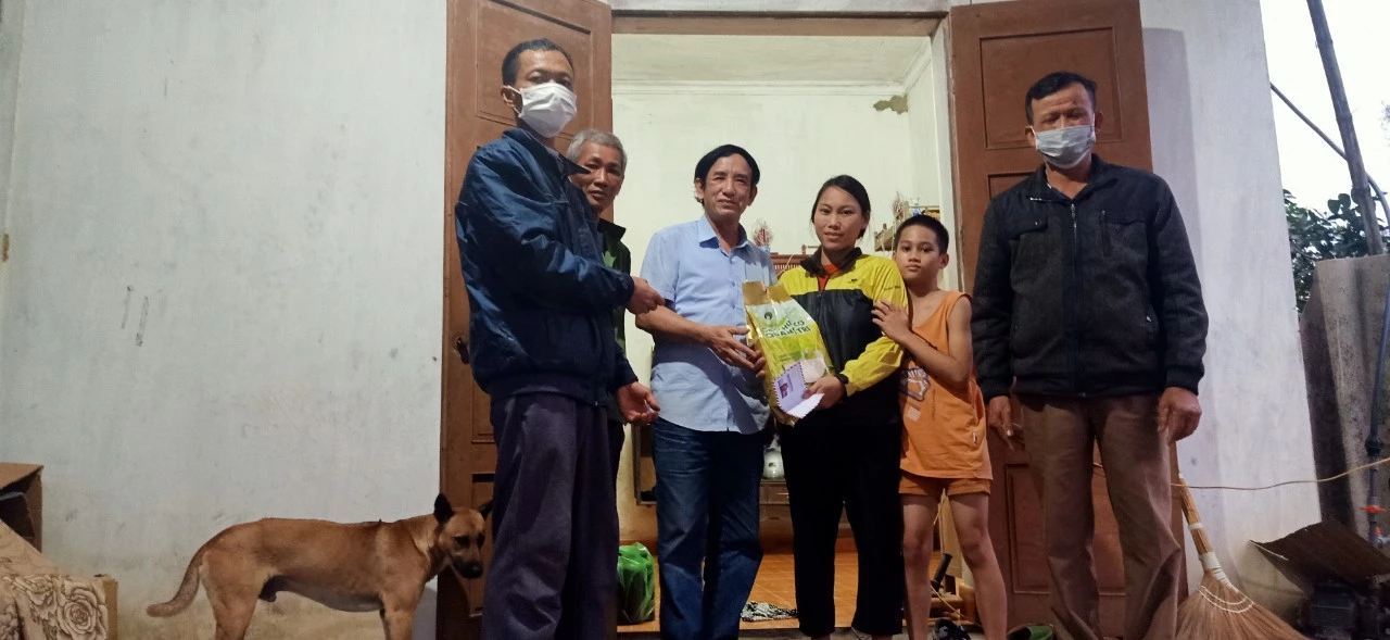 Nhà báo Anh Bình trao một số suất quà cho các gia đình chính sách, hộ nghèo đau ốm tàn tật tại TP Hà Tĩnh. Trong ảnh 