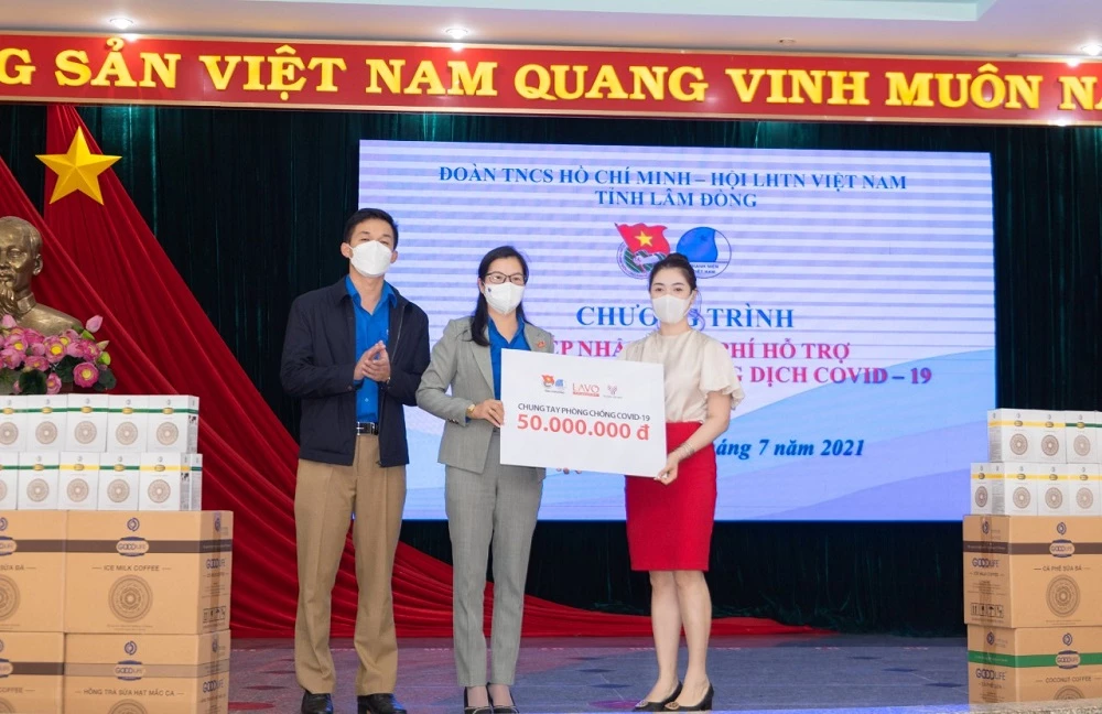 Bà Phạm Kiều Nga (ngoài cùng bên phải) – Giám đốc Thương hiệu Mỹ phẩm Xuân Trang, trao tiền mặt để Tỉnh đoàn Lâm Đồng trang bị thêm vật tư y tế hỗ trợ tuyến đầu chống dịch. 
