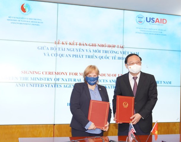 Giám đốc USAID Việt Nam Ann Marie Yastishock và Thứ trưởng Bộ TNMT Lê Công Thành đại diện hai cơ quan ký bản ghi nhớ tại buổi lễ được tổ chức tại trụ sở Bộ TNMT.
