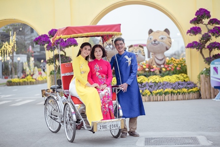 Hoa hậu Ngọc Hân và bố mẹ khoe sắc với áo dài tại đường hoa Home Hanoi Xuan