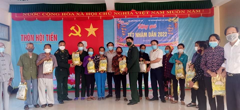 Trao tặng 50 suất quà Tết cho các gia đình khó khăn tại Hà Tĩnh 