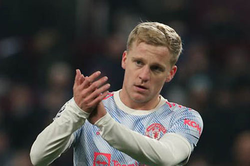 Bố vợ tương lai ra tay, Van de Beek sắp rời Man United?