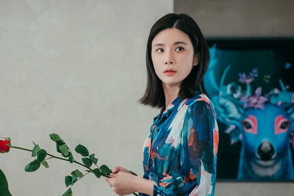 Một người lạ gửi món quà Tết tới nhà, tôi mang sang cho cô bạn thân để rồi tẽn tò phát hiện sự thật sốc óc